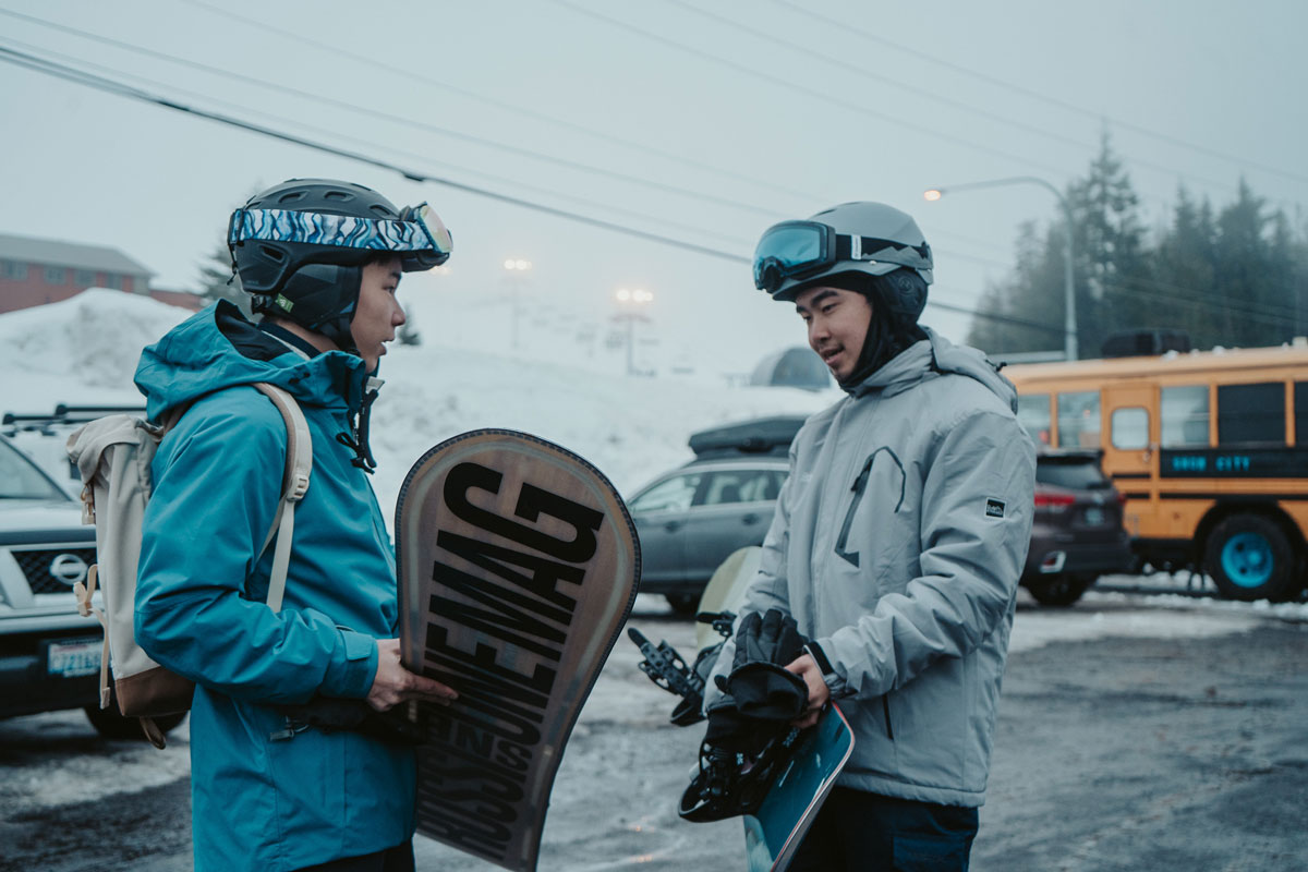 澳门六合彩开奖网 students snowboarding at Snoqualmie Pass.